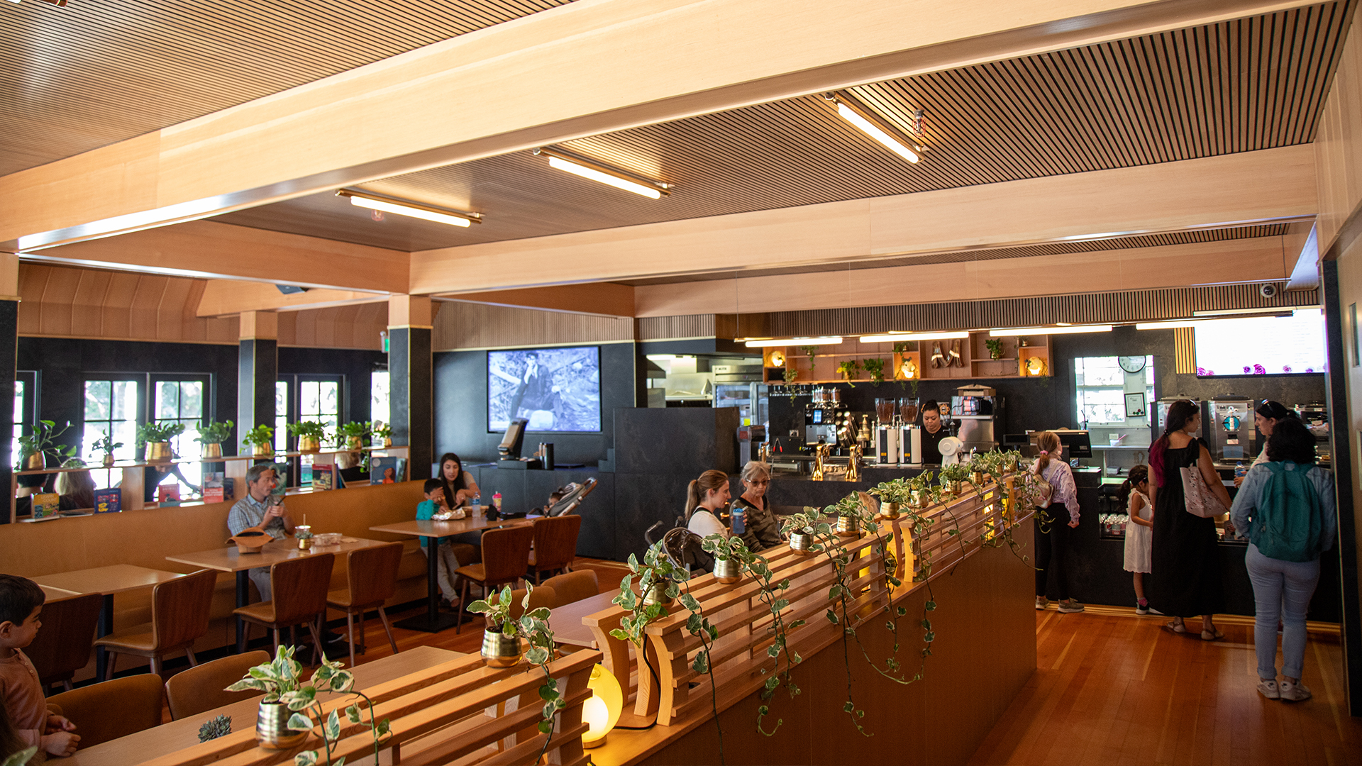 mais-cafe-interior-08_1920x1080
